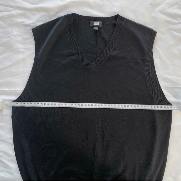 ✨2 x Host Pick✨Uniqlo Men’s Extra Fine Merino V-Neck Vest - Picture 6 of 9